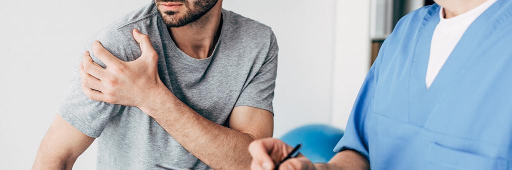 Schulterschmerzen; Mann hält sich die Schulter