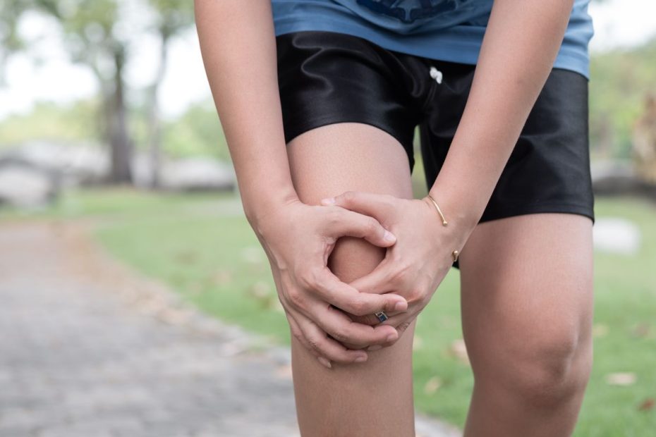 Knorpelschäden; Frau hält sich ihr Knie