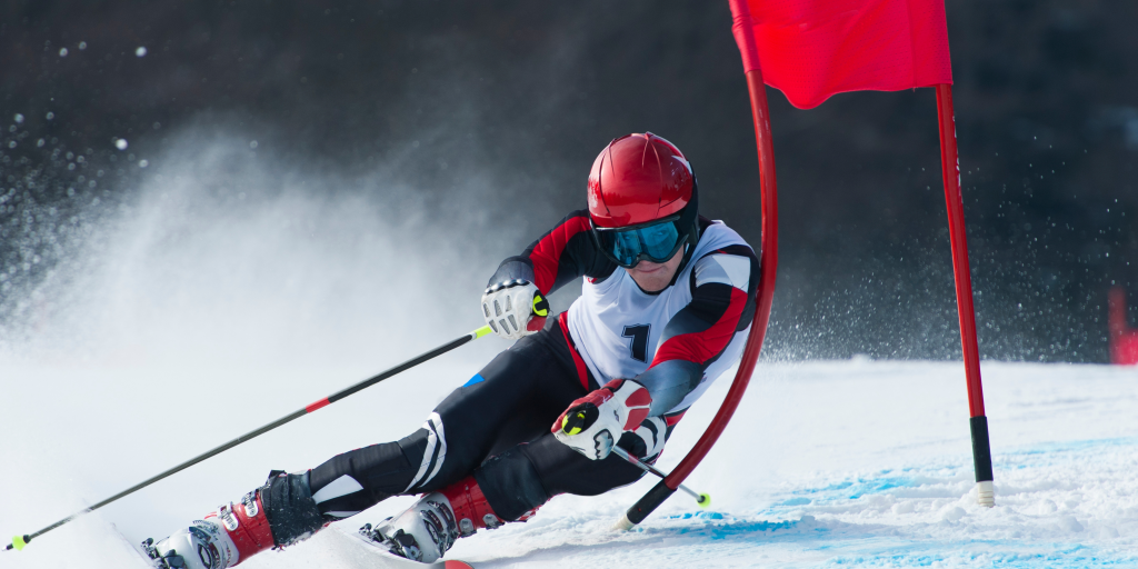 Kreuzbandriss beim Skifahren - Profiskifahrer fährt gerade eine Abfahrt hinunter