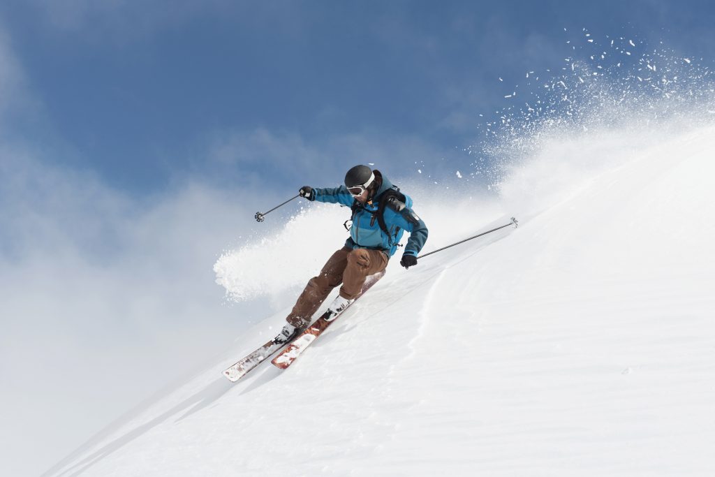 Skifahrer auf Piste - Kreuzbandriss OP – Ja oder nein?