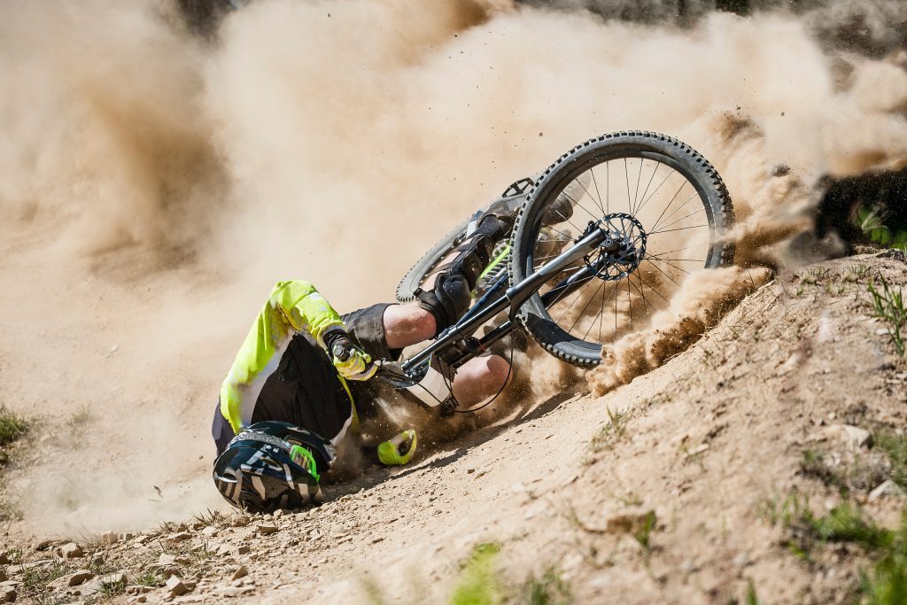 Mountainbiker stürzt mit Rad