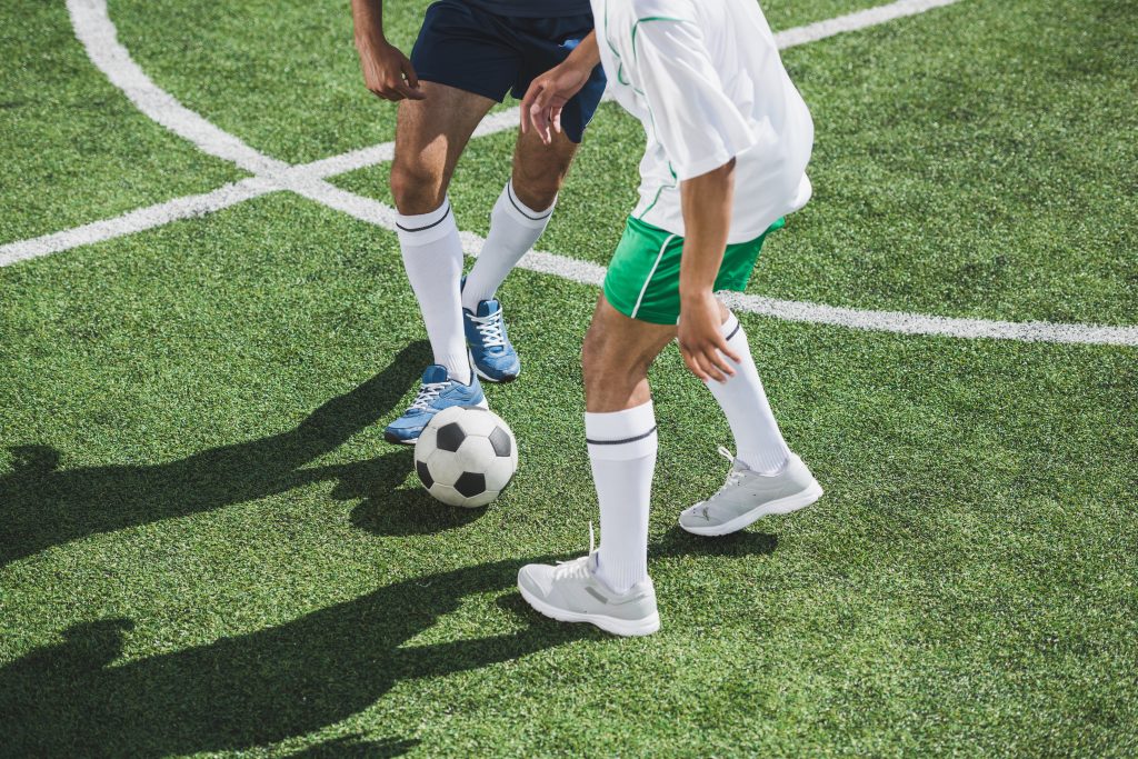 Zwei Fußballspieler am Platz