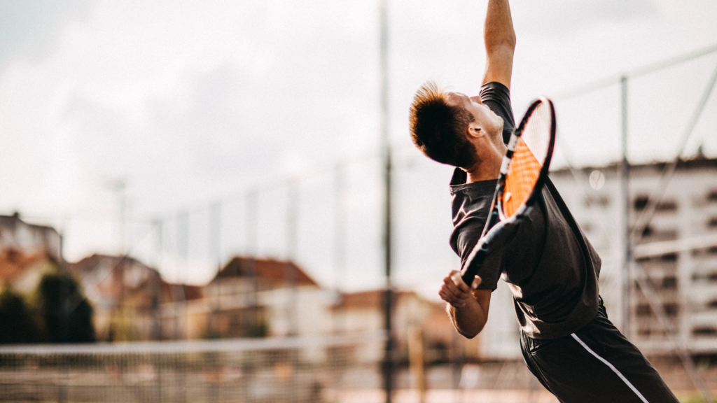 Tennisspieler beim Aufschlag