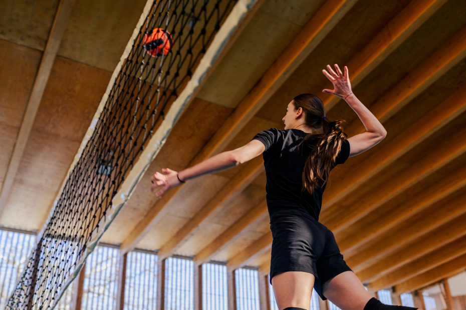 Volleyballspielerin am Netz